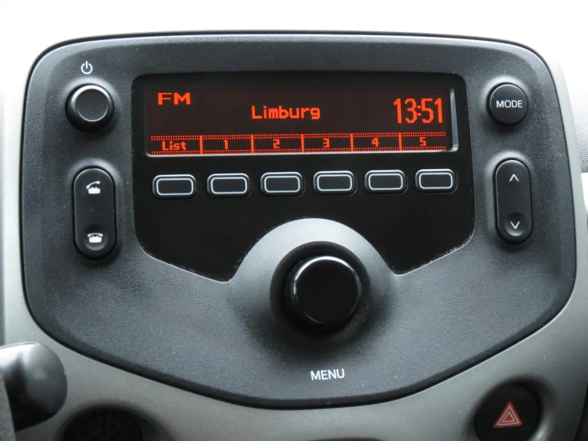 1.0 e-VTi 5-DEURS | AIRCO | LICHTMETALEN VELGEN | BLUETOOTH RADIO | NAP |