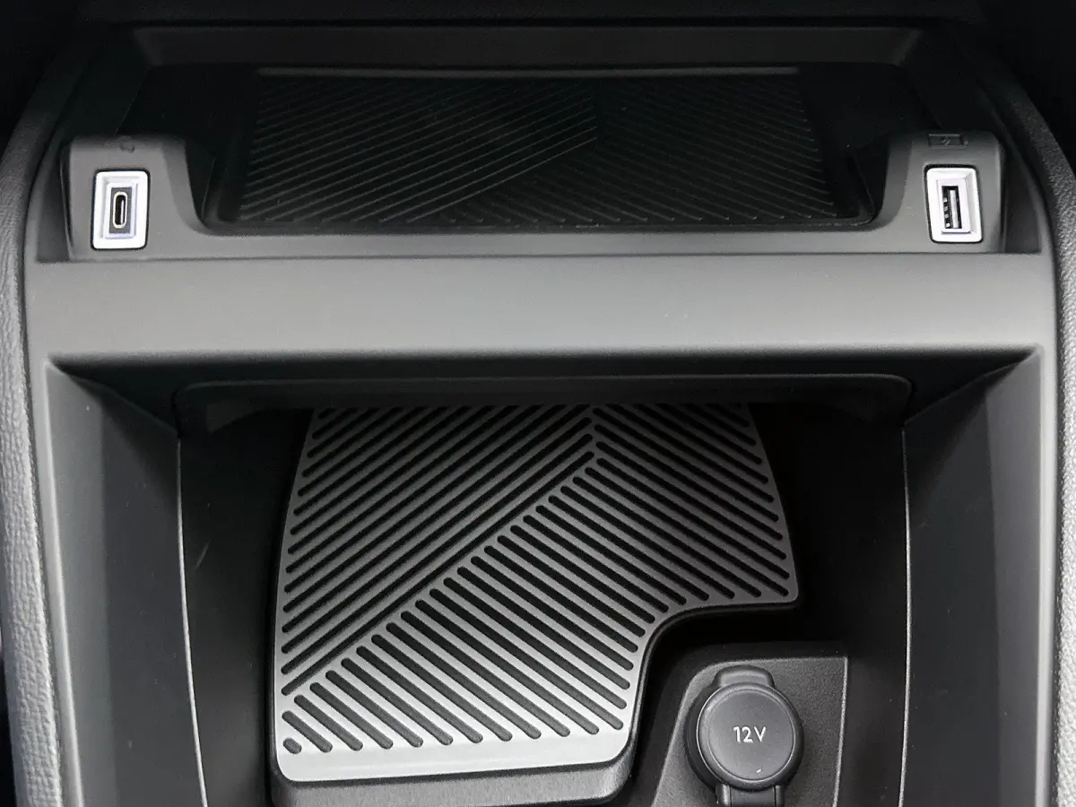 EV Business 54 kWh 156 pk | Navigatie | Achteruitrijcamera | Parkeersensoren Voor en Achter | Verwarmde Comfortstoelen | Full-LED Koplampen | Dodehoek Detectie | Adaptieve Cruise Control | 1