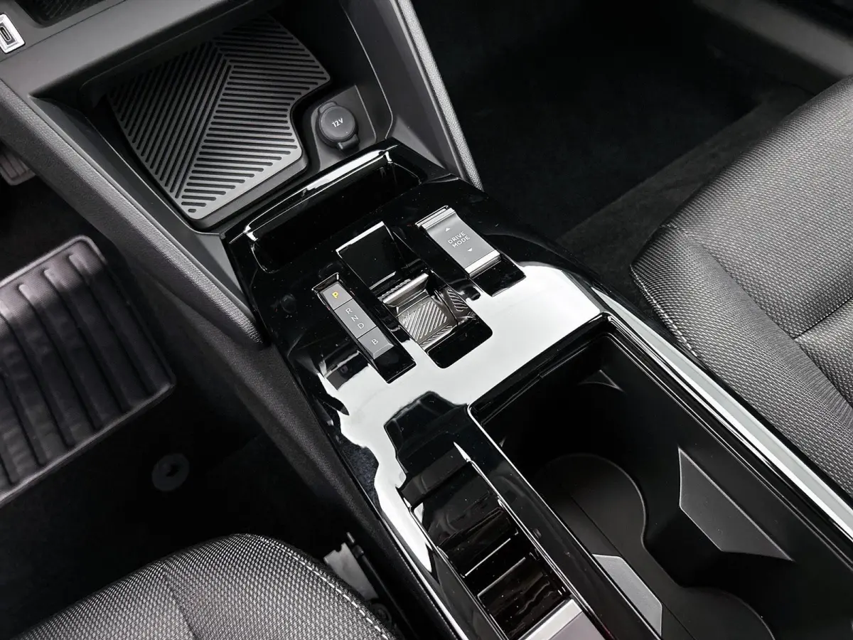EV Business 54 kWh 156 pk | Navigatie | Achteruitrijcamera | Parkeersensoren Voor en Achter | Verwarmde Comfortstoelen | Full-LED Koplampen | Dodehoek Detectie | Adaptieve Cruise Control | 1