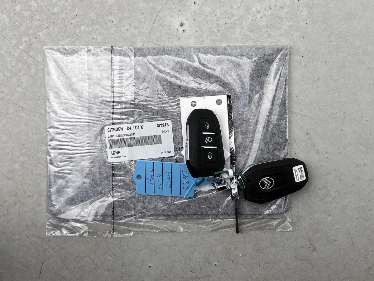 EV Business 54 kWh 156 pk | Navigatie | Achteruitrijcamera | Parkeersensoren Voor en Achter | Verwarmde Comfortstoelen | Full-LED Koplampen | Dodehoek Detectie | Adaptieve Cruise Control | 1