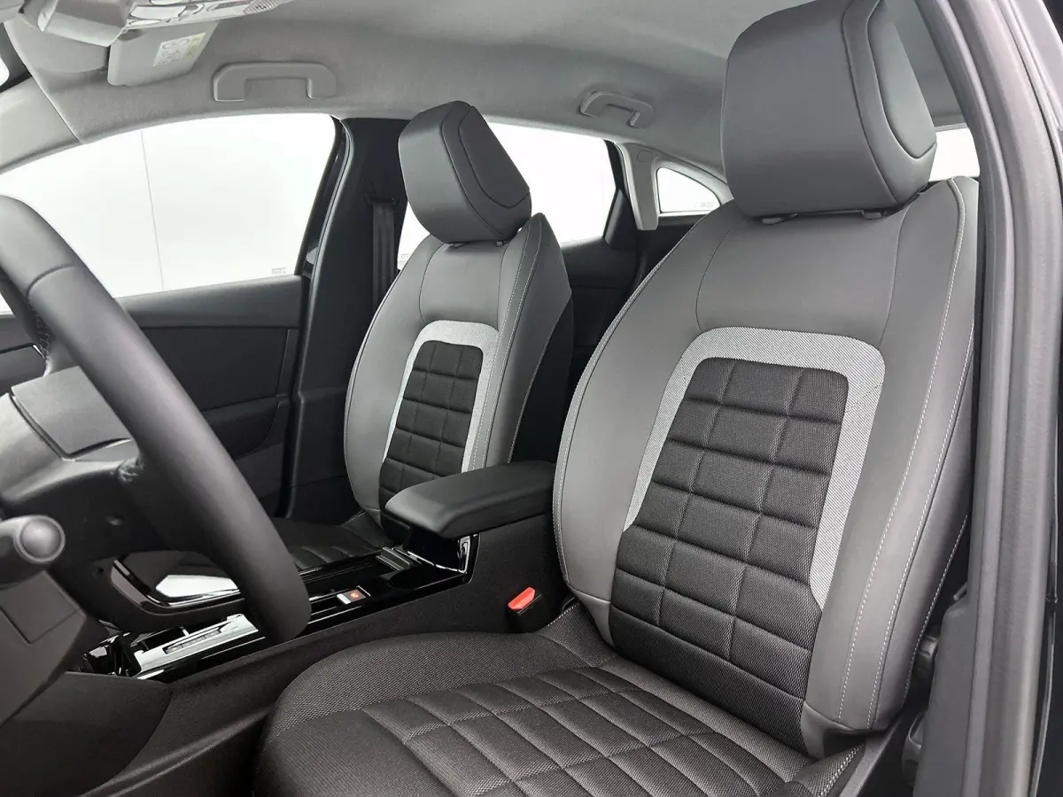 EV Business 54 kWh 156 pk | Navigatie | Achteruitrijcamera | Parkeersensoren Voor en Achter | Verwarmde Comfortstoelen | Full-LED Koplampen | Dodehoek Detectie | Adaptieve Cruise Control | 1