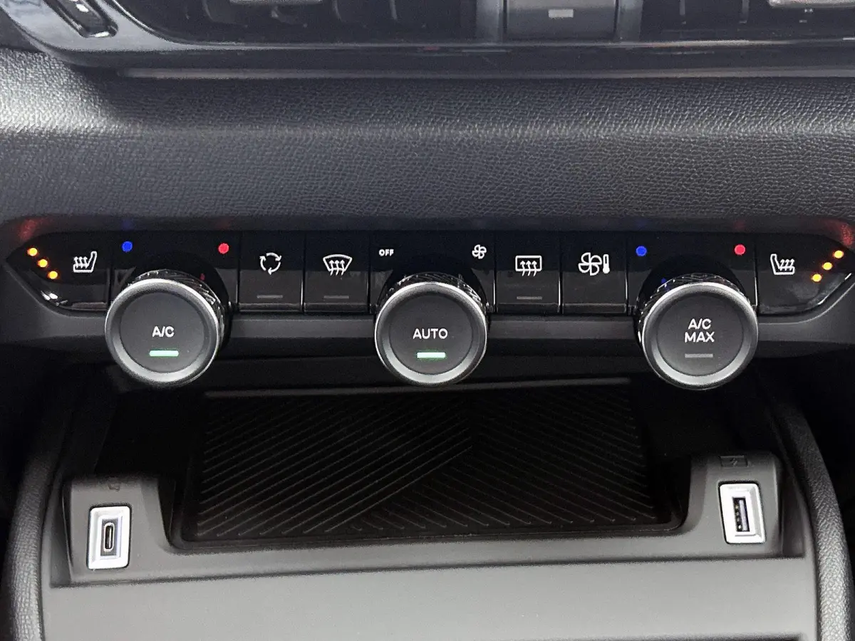 EV Business 54 kWh 156 pk | Navigatie | Achteruitrijcamera | Parkeersensoren Voor en Achter | Verwarmde Comfortstoelen | Full-LED Koplampen | Dodehoek Detectie | Adaptieve Cruise Control | 1