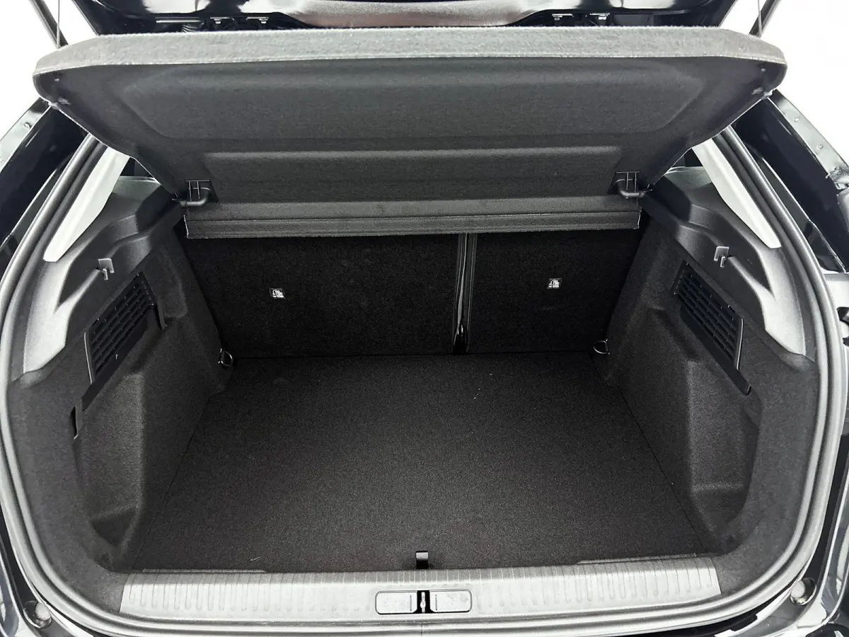 EV Business 54 kWh 156 pk | Navigatie | Achteruitrijcamera | Parkeersensoren Voor en Achter | Verwarmde Comfortstoelen | Full-LED Koplampen | Dodehoek Detectie | Adaptieve Cruise Control | 1