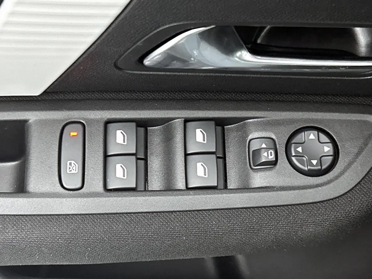 EV Business 54 kWh 156 pk | Navigatie | Achteruitrijcamera | Parkeersensoren Voor en Achter | Verwarmde Comfortstoelen | Full-LED Koplampen | Dodehoek Detectie | Adaptieve Cruise Control | 1
