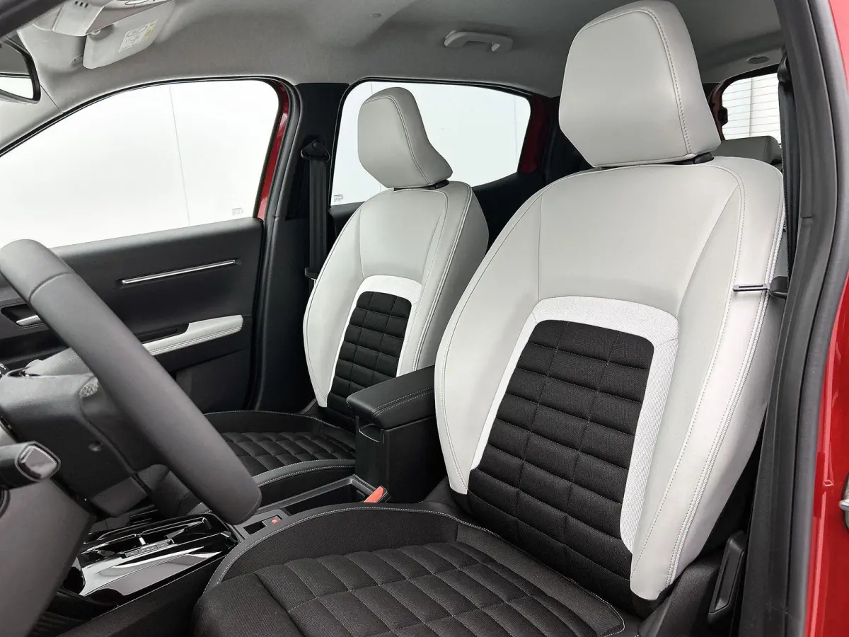 EV Comfort Range MAX 44 kWh 113 pk | Navigatie | Achteruitrijcamera | Parkeersensoren Voor en Achter | Comfortstoelen | LED Koplampen | Head-up Display | Dodehoek Detectie | 17" Lichtmetalen