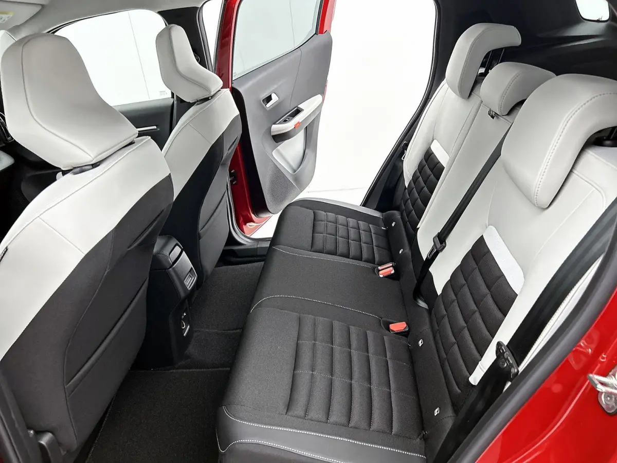 EV Comfort Range MAX 44 kWh 113 pk | Navigatie | Achteruitrijcamera | Parkeersensoren Voor en Achter | Comfortstoelen | LED Koplampen | Head-up Display | Dodehoek Detectie | 17" Lichtmetalen
