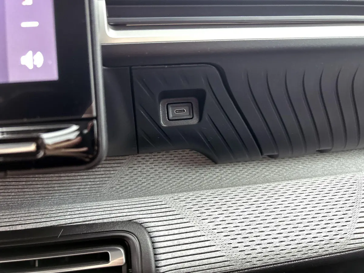 EV Comfort Range MAX 44 kWh 113 pk | Navigatie | Achteruitrijcamera | Parkeersensoren Voor en Achter | Comfortstoelen | LED Koplampen | Head-up Display | Dodehoek Detectie | 17" Lichtmetalen