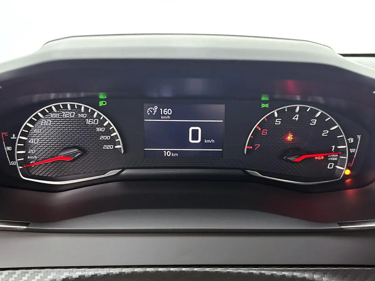 Style 100 pk | Navigatie via Apple Carplay/Android Auto | Parkeersensoren Achter | LED Koplampen | DAB Ontvanger | Airco | Cruise Control | Lederen Stuurwiel | Buitenspiegels Elektrisch Vers