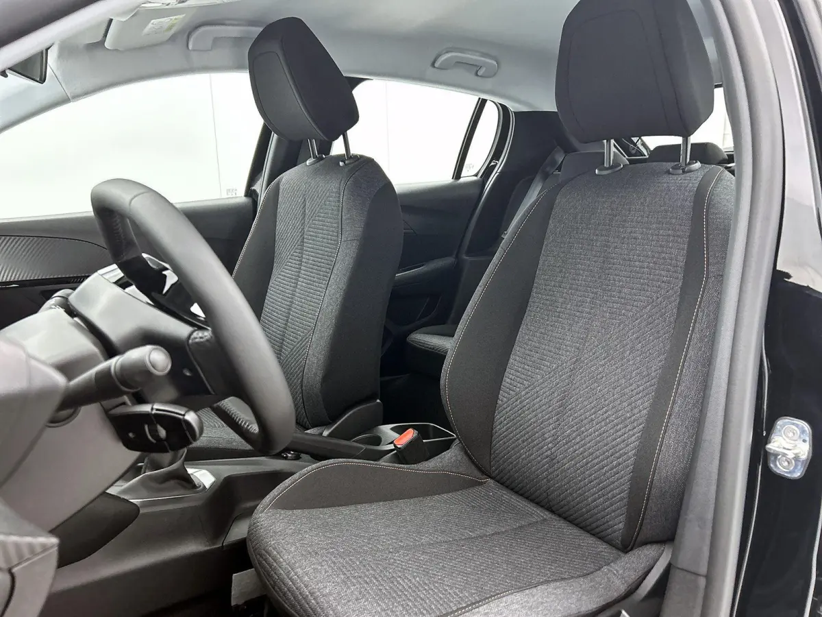 Style 100 pk | Navigatie via Apple Carplay/Android Auto | Parkeersensoren Achter | LED Koplampen | DAB Ontvanger | Airco | Cruise Control | Lederen Stuurwiel | Buitenspiegels Elektrisch Vers