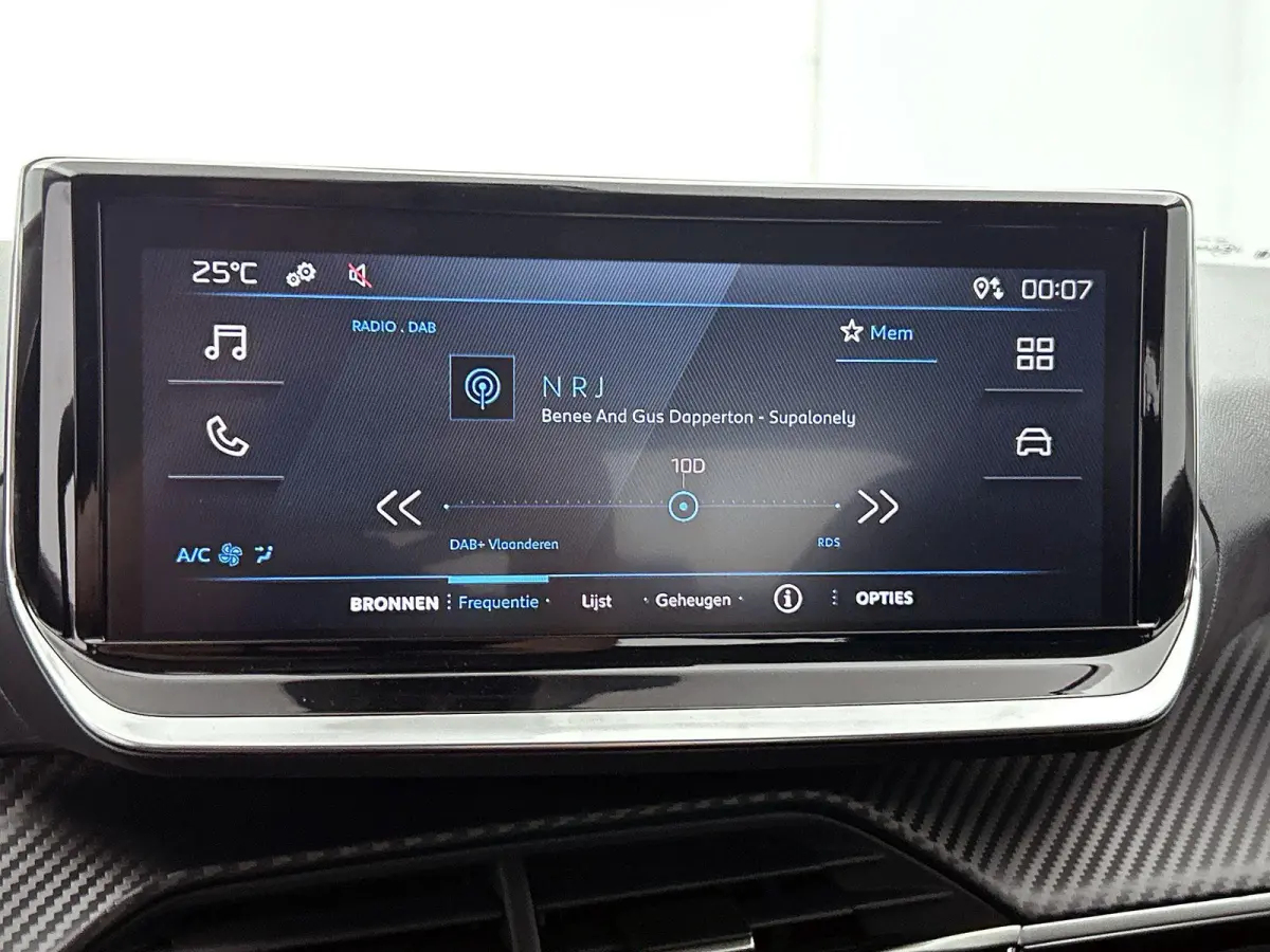 Style 100 pk | Navigatie via Apple Carplay/Android Auto | Parkeersensoren Achter | LED Koplampen | DAB Ontvanger | Airco | Cruise Control | Lederen Stuurwiel | Buitenspiegels Elektrisch Vers