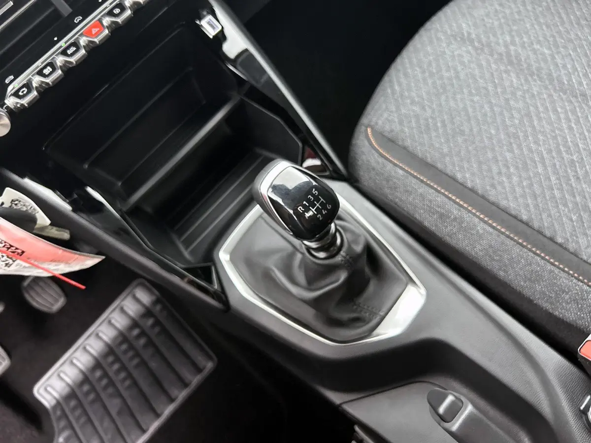 Style 100 pk | Navigatie via Apple Carplay/Android Auto | Parkeersensoren Achter | LED Koplampen | DAB Ontvanger | Airco | Cruise Control | Lederen Stuurwiel | Buitenspiegels Elektrisch Vers