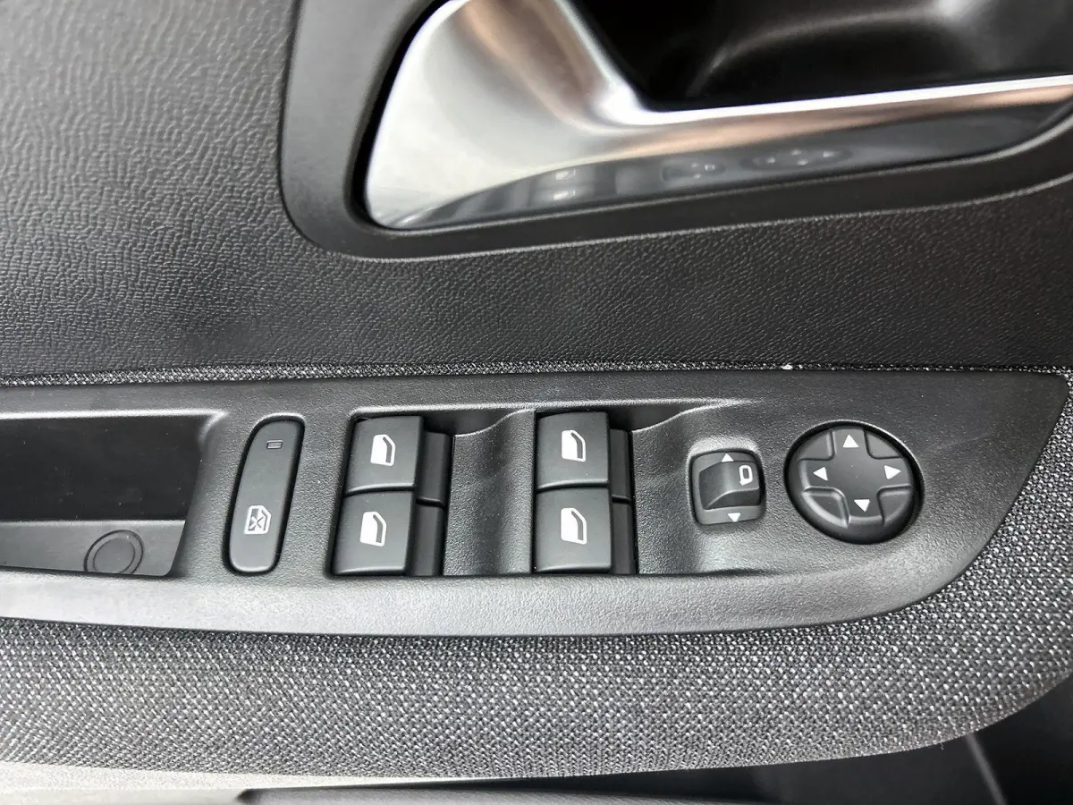 Style 100 pk | Navigatie via Apple Carplay/Android Auto | Parkeersensoren Achter | LED Koplampen | DAB Ontvanger | Airco | Cruise Control | Lederen Stuurwiel | Buitenspiegels Elektrisch Vers