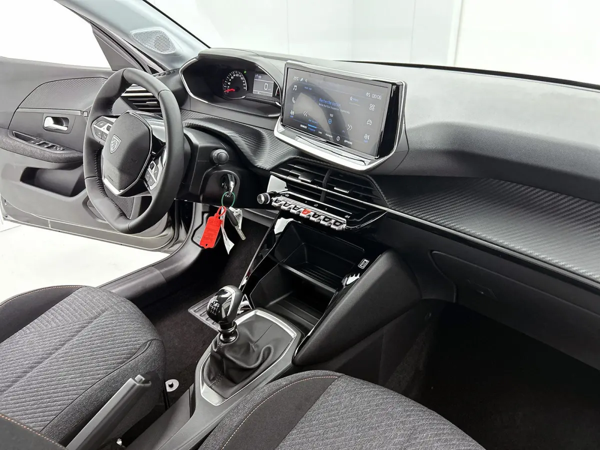 Style 100 pk | Navigatie via Apple Carplay/Android Auto | Parkeersensoren Achter | LED Koplampen | DAB Ontvanger | Airco | Cruise Control | Lederen Stuurwiel | Buitenspiegels Elektrisch Vers