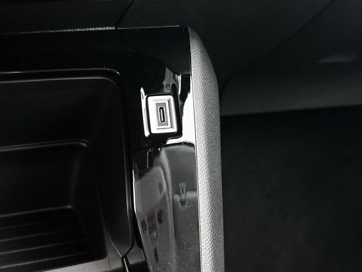 Style 100 pk | Navigatie via Apple Carplay/Android Auto | Parkeersensoren Achter | LED Koplampen | DAB Ontvanger | Airco | Cruise Control | Lederen Stuurwiel | Buitenspiegels Elektrisch Vers