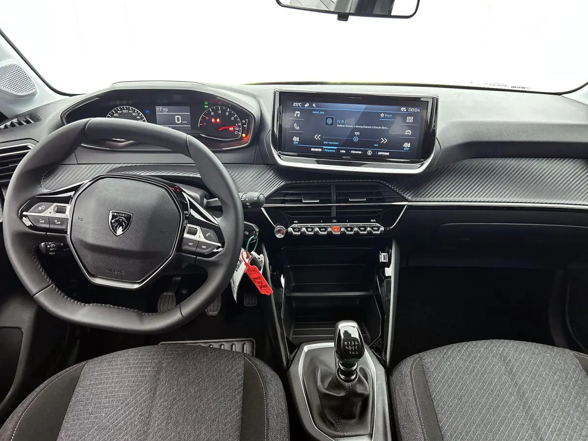 Style 100 pk | Navigatie via Apple Carplay/Android Auto | Parkeersensoren Achter | LED Koplampen | DAB Ontvanger | Airco | Cruise Control | Lederen Stuurwiel | Buitenspiegels Elektrisch Vers