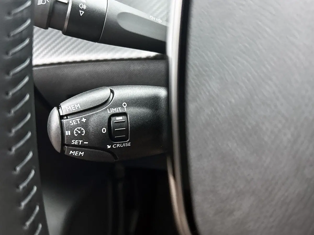 Style 100 pk | Navigatie via Apple Carplay/Android Auto | Parkeersensoren Achter | LED Koplampen | DAB Ontvanger | Airco | Cruise Control | Lederen Stuurwiel | Buitenspiegels Elektrisch Vers