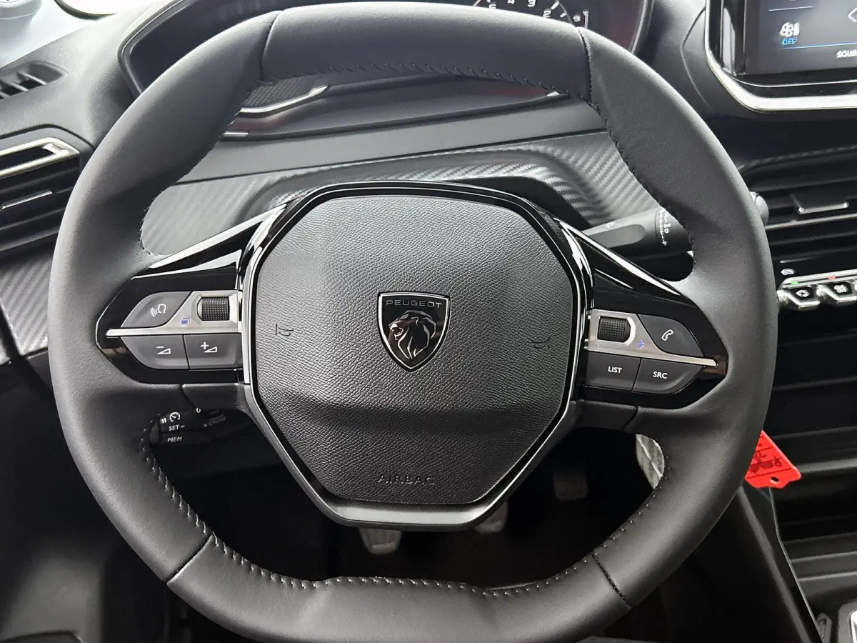 Style 100 pk | Navigatie via Apple Carplay/Android Auto | Parkeersensoren Achter | LED Koplampen | DAB Ontvanger | Airco | Cruise Control | Lederen Stuurwiel | Buitenspiegels Elektrisch Vers