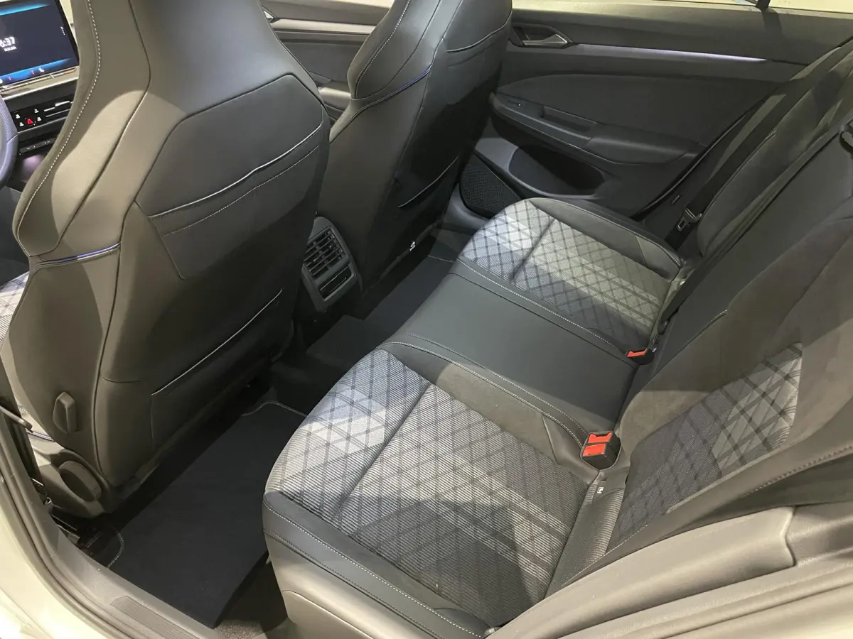 1.5 eTSI R-Line Edition 116 PK | Automaat | Apple Carplay | 360 Camera | Stoelverwarming | Keyless | Stuurwielverwarming | Elektrische Achterklep | Parkeersensoren | Adaptive Cruise Control 