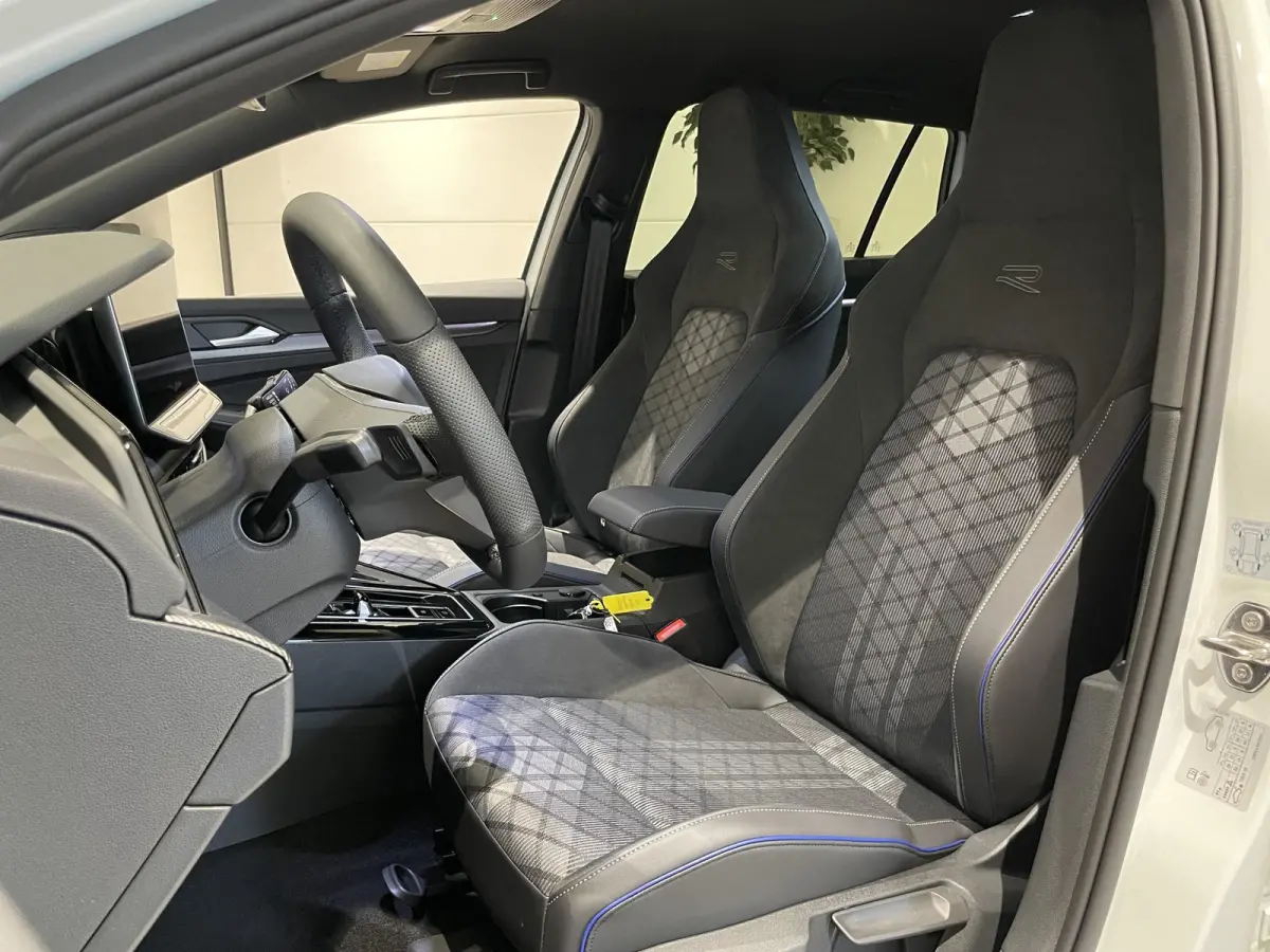 1.5 eTSI R-Line Edition 116 PK | Automaat | Apple Carplay | 360 Camera | Stoelverwarming | Keyless | Stuurwielverwarming | Elektrische Achterklep | Parkeersensoren | Adaptive Cruise Control 