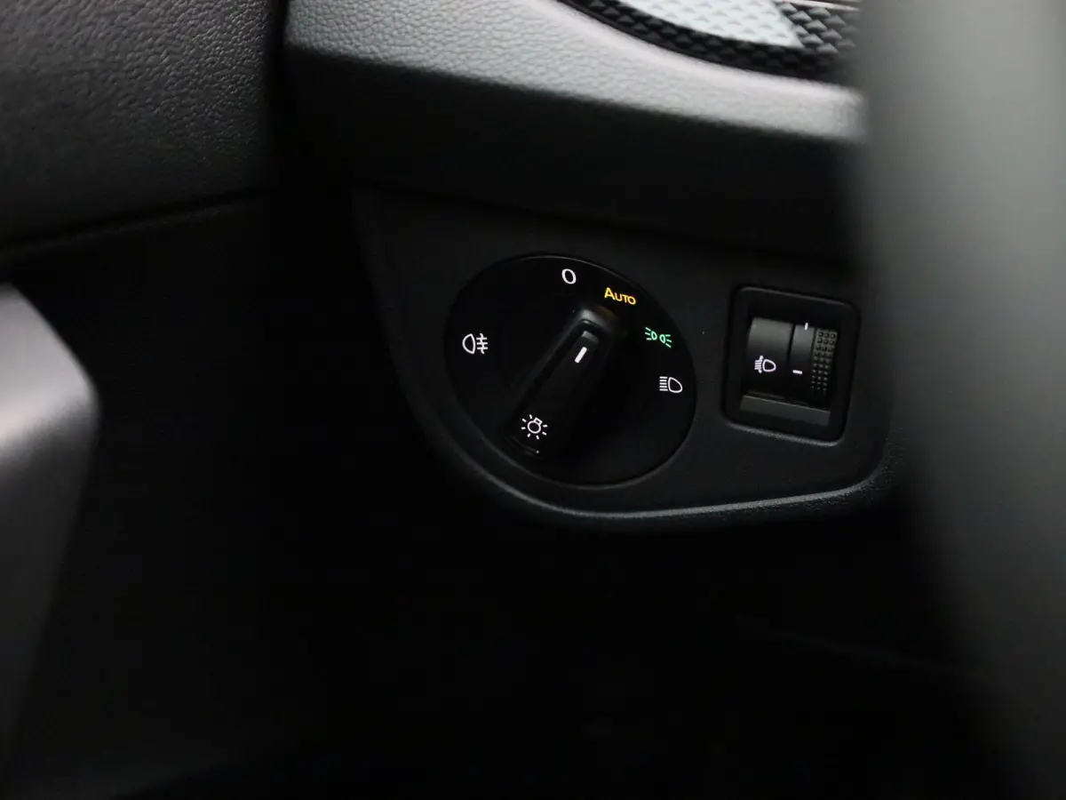 1.0 TSI Life Edition | Automaat | Apple Carplay of Android auto draadloos| Parkeersensoren voor & achter | Keyless entry/start | Achteruitrijcamera |