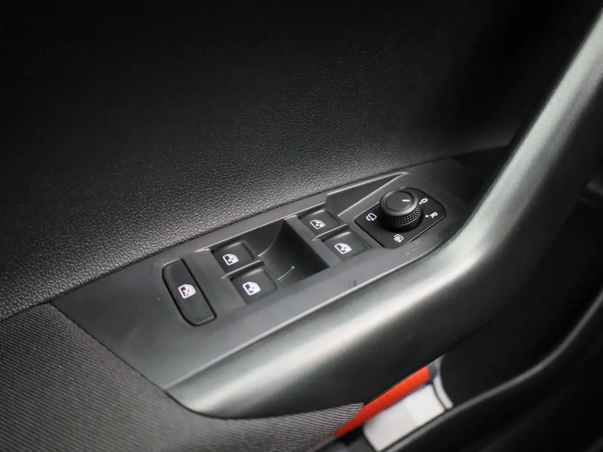 1.0 TSI Life Edition | Automaat | Apple Carplay of Android auto draadloos| Parkeersensoren voor & achter | Keyless entry/start | Achteruitrijcamera |