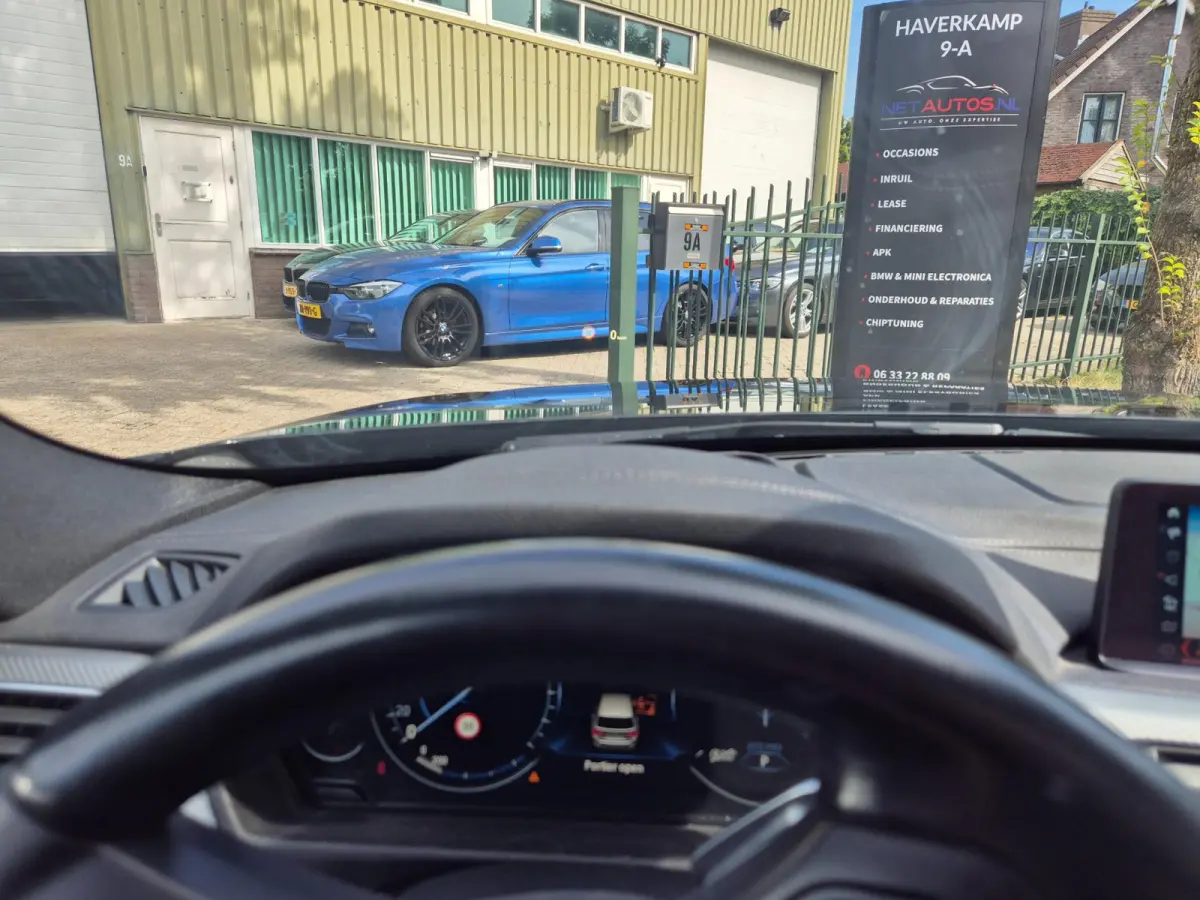 320i M Sport Edition Panorama Apple CarPlay Camera Head UP Hifi 19inch NAP NL