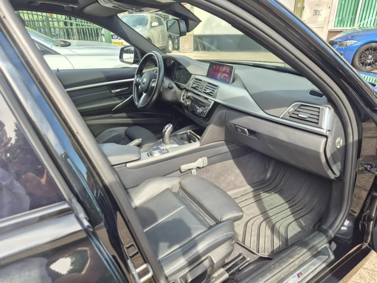 320i M Sport Edition Panorama Apple CarPlay Camera Head UP Hifi 19inch NAP NL