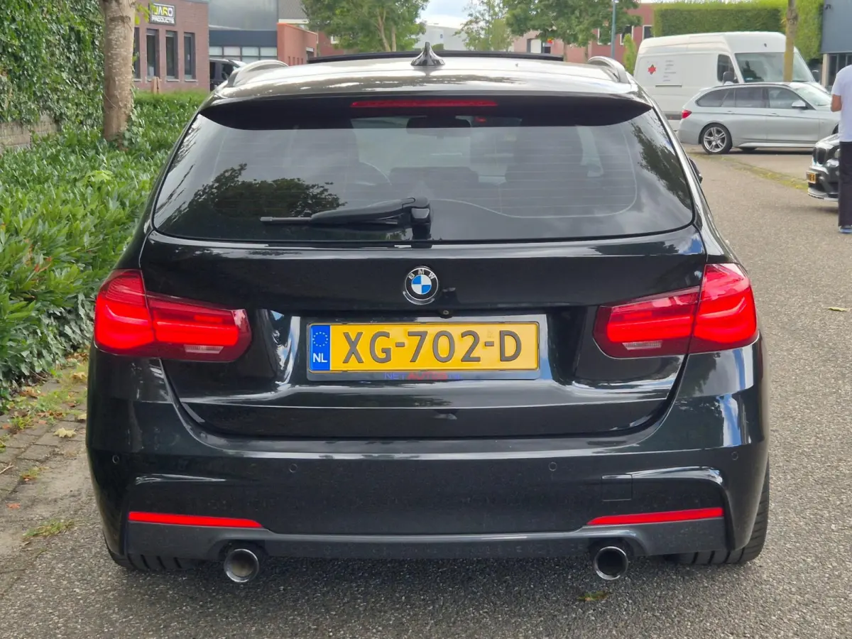 320i M Sport Edition Panorama Apple CarPlay Camera Head UP Hifi 19inch NAP NL