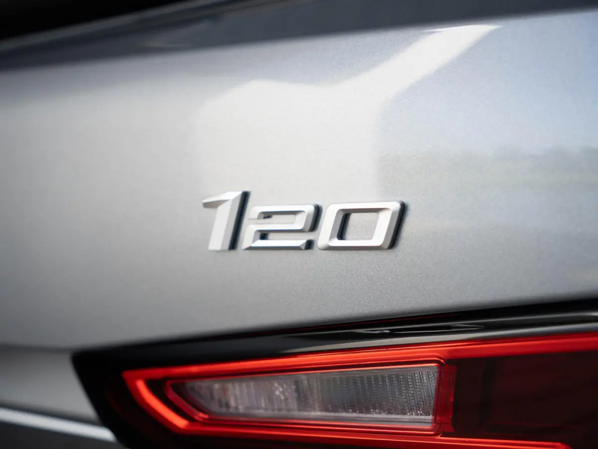 5-deurs 120 M Sport Design 18'' / Voorstoelen verwarmd / Driving Assistant / Parking Assistant