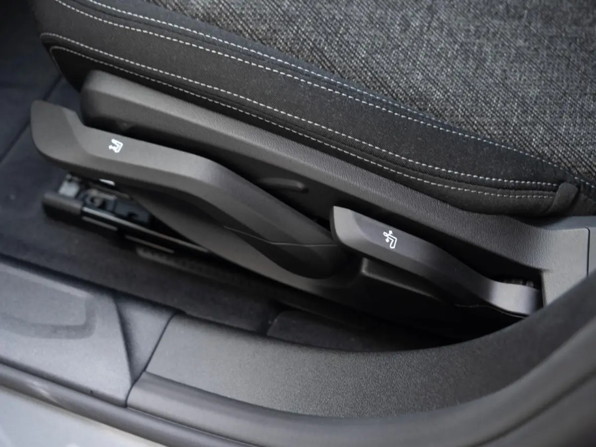 5-deurs 120 M Sport Design 18'' / Voorstoelen verwarmd / Driving Assistant / Parking Assistant