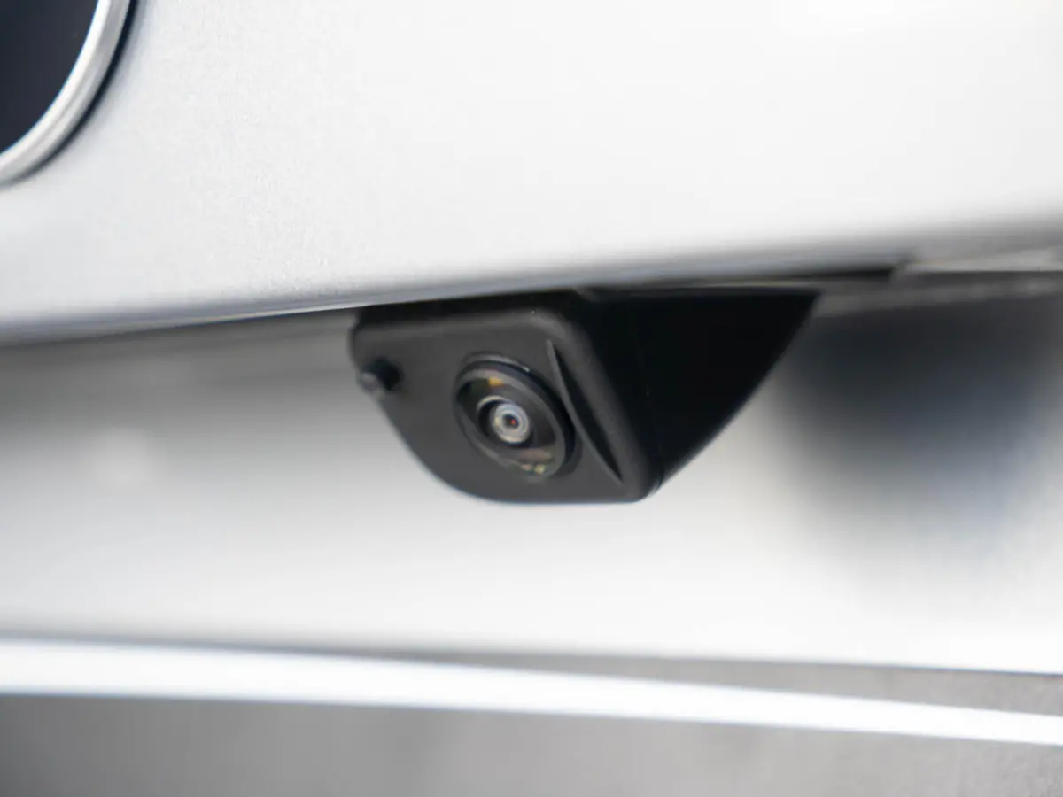5-deurs 120 M Sport Design 18'' / Voorstoelen verwarmd / Driving Assistant / Parking Assistant