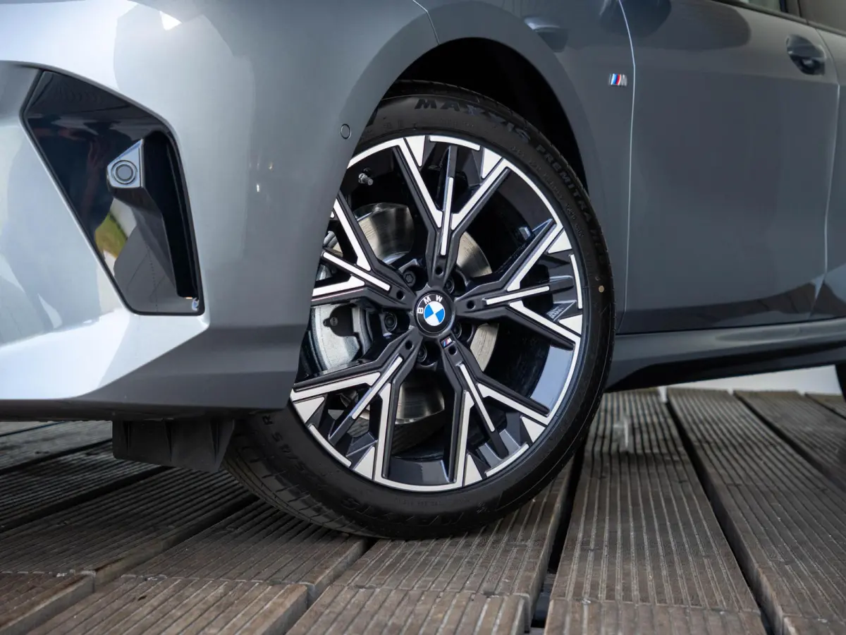 5-deurs 120 M Sport Design 18'' / Voorstoelen verwarmd / Driving Assistant / Parking Assistant