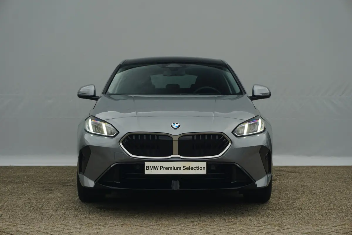5-deurs 120 M Sport Design 18'' / Voorstoelen verwarmd / Driving Assistant / Parking Assistant