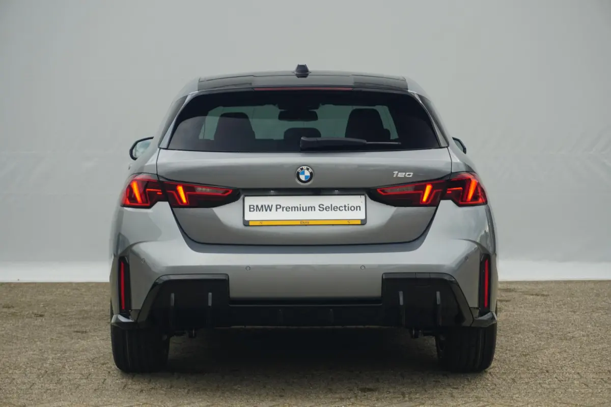 5-deurs 120 M Sport Design 18'' / Voorstoelen verwarmd / Driving Assistant / Parking Assistant
