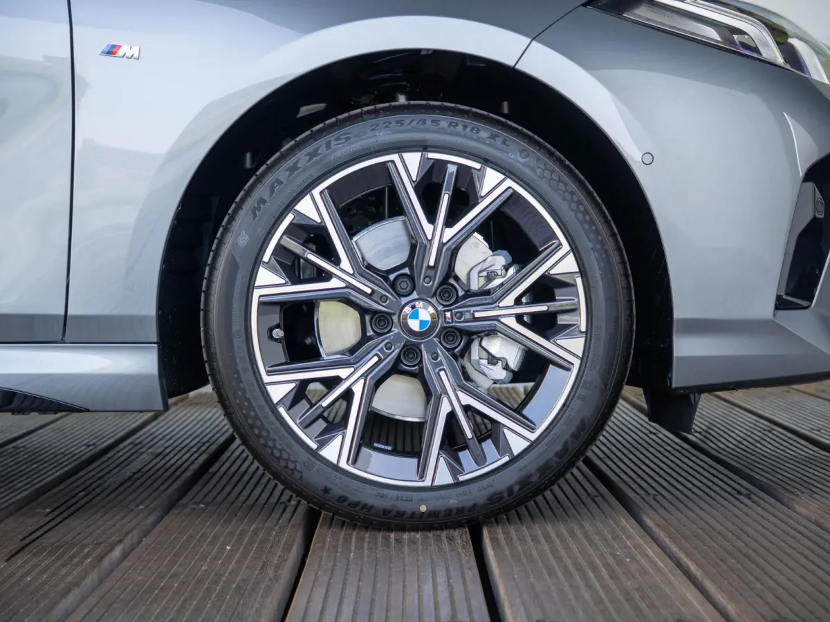 5-deurs 120 M Sport Design 18'' / Voorstoelen verwarmd / Driving Assistant / Parking Assistant