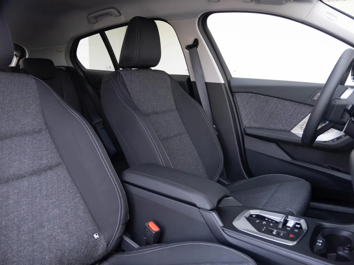 5-deurs 120 M Sport Design 18'' / Voorstoelen verwarmd / Driving Assistant / Parking Assistant