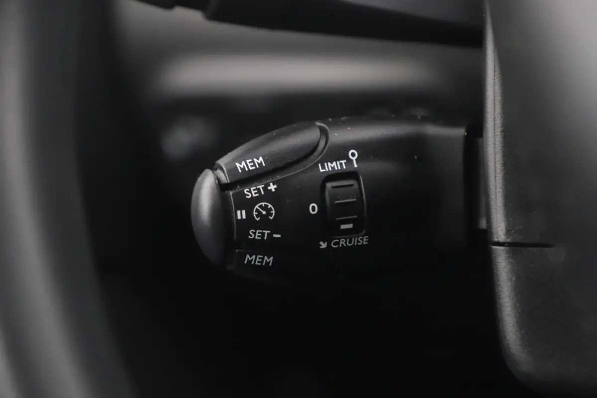 1.2 PureTech Feel Carplay Android Navigatie Climate Cruise Control Rijstrooksensor Getint Glas