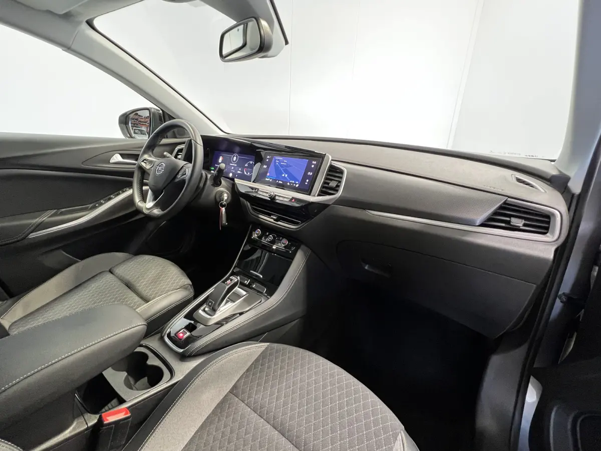 1.2 Turbo GS Line | Navigatie/Android/Apple Carplay | LM Velgen 18" | Achteruitrijcamera | Cruise Control | DAB | Airco |