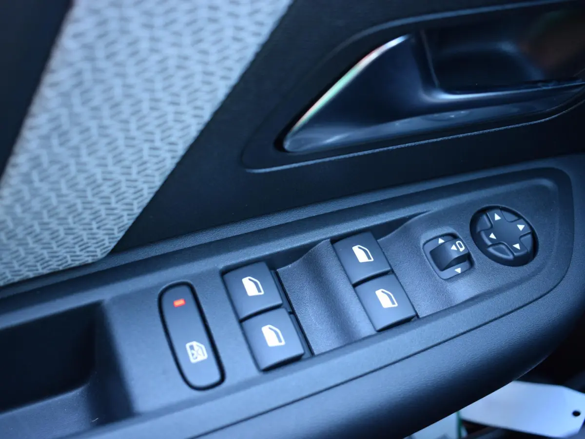 1.2 Puretech Plus | NAVIGATIE & CARPLAY | ACHTERUITRIJCAMERA MET SENSOREN | E.C.C. |