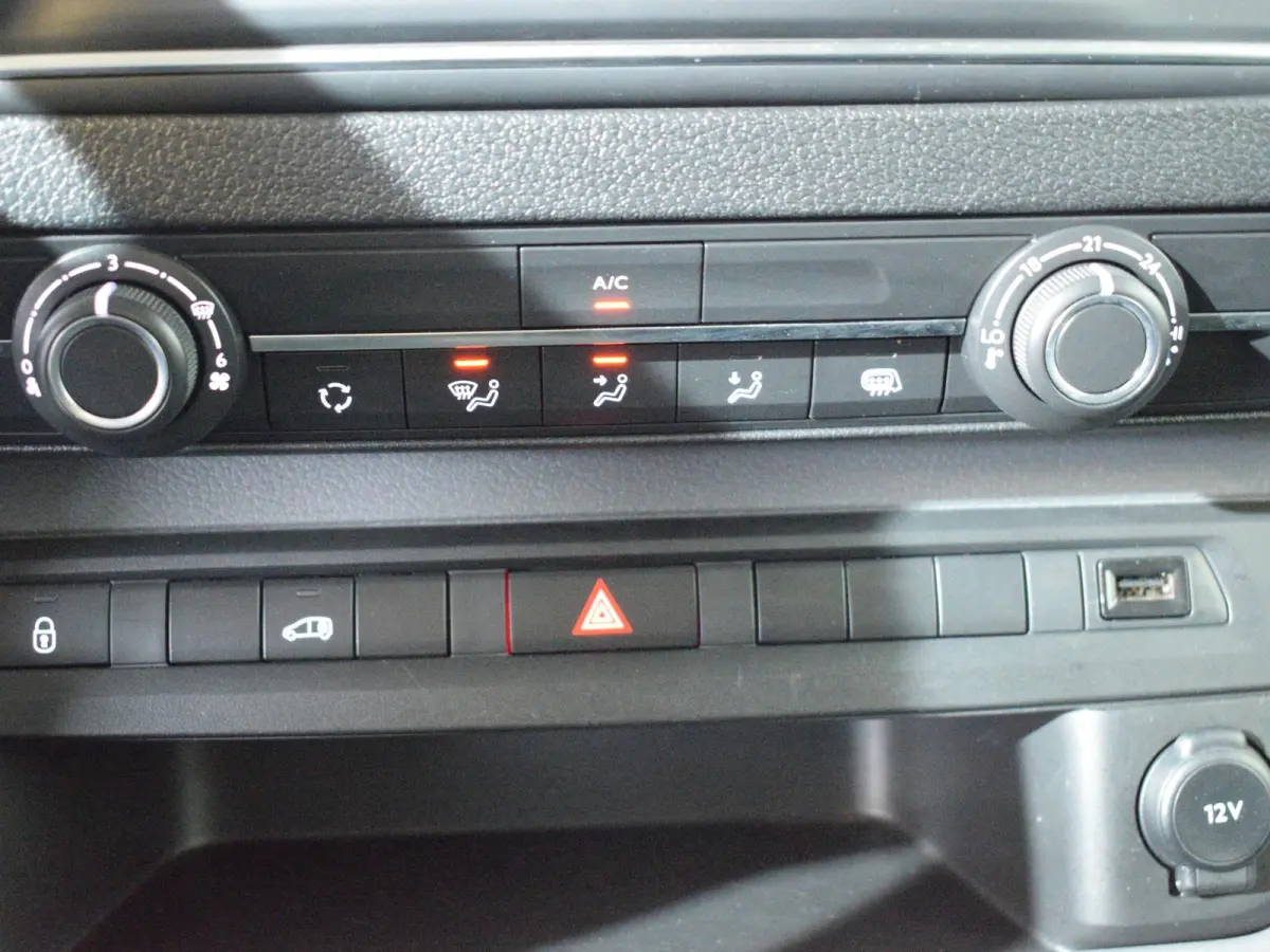 2.0 BlueHDI 120 Compact Premium LAADRUIMTEBETIMMERING | NAVIGATIE | CARPLAY | E.C.C. | ACHTERUITRIJCAMERA MET SENSOREN | 11.432km