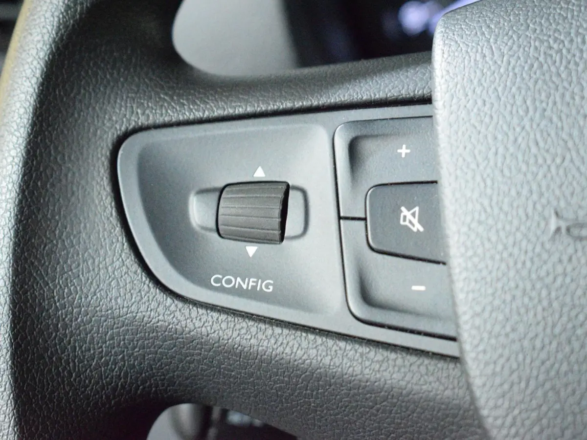 2.0 BlueHDI 120 Compact Premium LAADRUIMTEBETIMMERING | NAVIGATIE | CARPLAY | E.C.C. | ACHTERUITRIJCAMERA MET SENSOREN | 11.432km