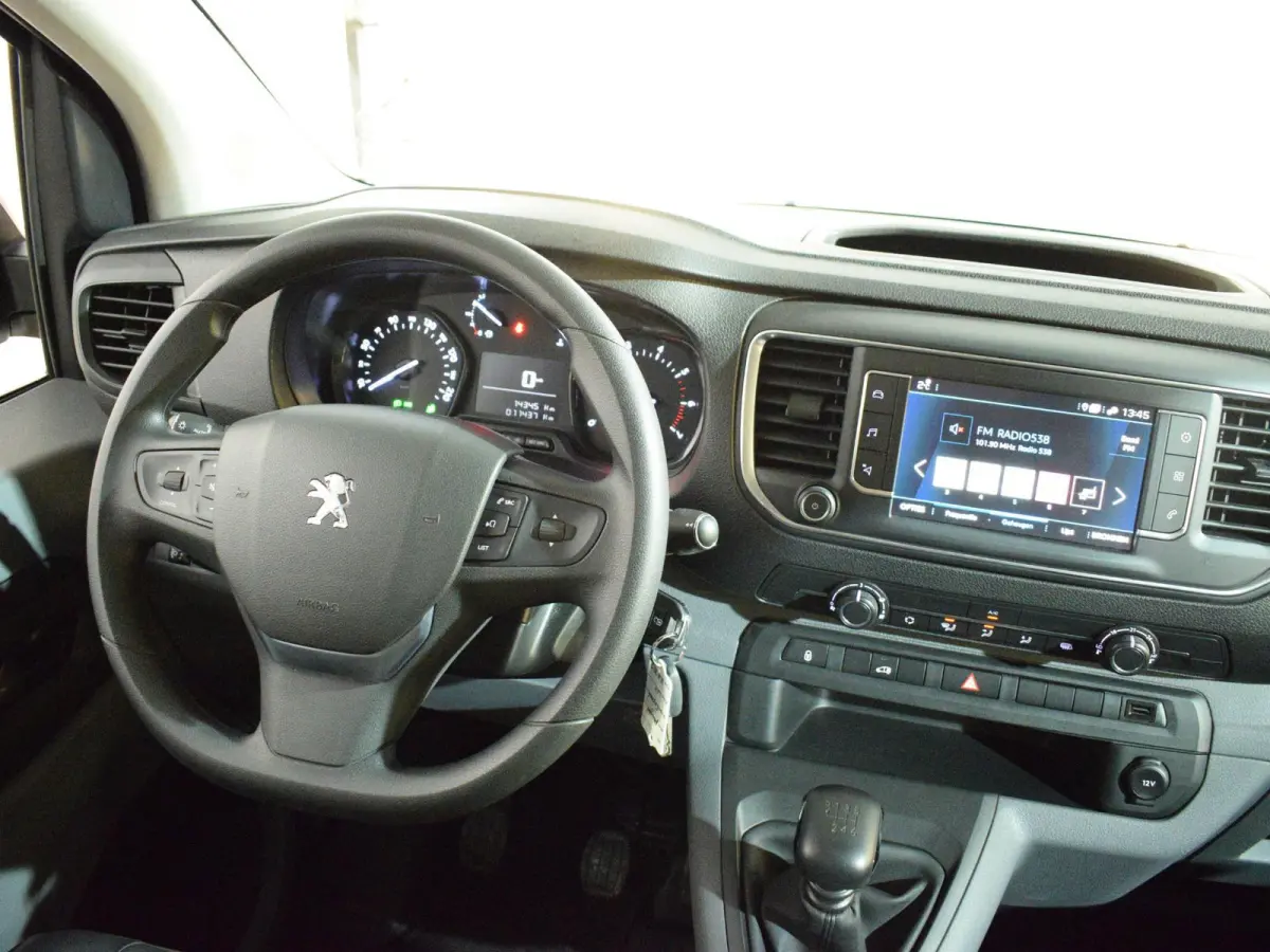 2.0 BlueHDI 120 Compact Premium LAADRUIMTEBETIMMERING | NAVIGATIE | CARPLAY | E.C.C. | ACHTERUITRIJCAMERA MET SENSOREN | 11.432km