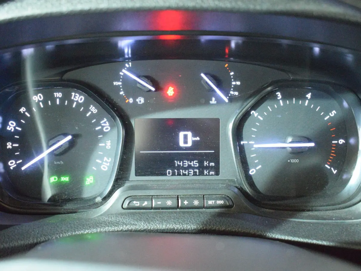 2.0 BlueHDI 120 Compact Premium LAADRUIMTEBETIMMERING | NAVIGATIE | CARPLAY | E.C.C. | ACHTERUITRIJCAMERA MET SENSOREN | 11.432km