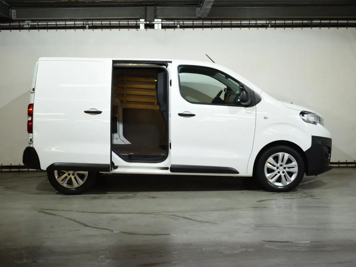 2.0 BlueHDI 120 Compact Premium LAADRUIMTEBETIMMERING | NAVIGATIE | CARPLAY | E.C.C. | ACHTERUITRIJCAMERA MET SENSOREN | 11.432km