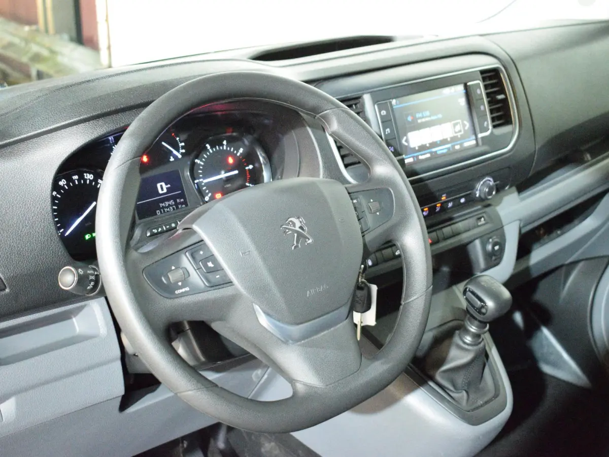 2.0 BlueHDI 120 Compact Premium LAADRUIMTEBETIMMERING | NAVIGATIE | CARPLAY | E.C.C. | ACHTERUITRIJCAMERA MET SENSOREN | 11.432km