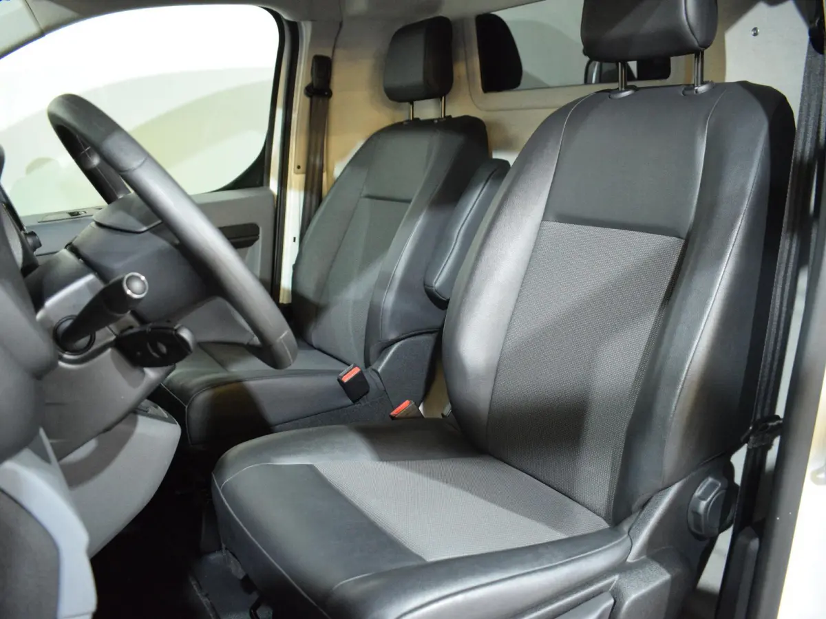 2.0 BlueHDI 120 Compact Premium LAADRUIMTEBETIMMERING | NAVIGATIE | CARPLAY | E.C.C. | ACHTERUITRIJCAMERA MET SENSOREN | 11.432km