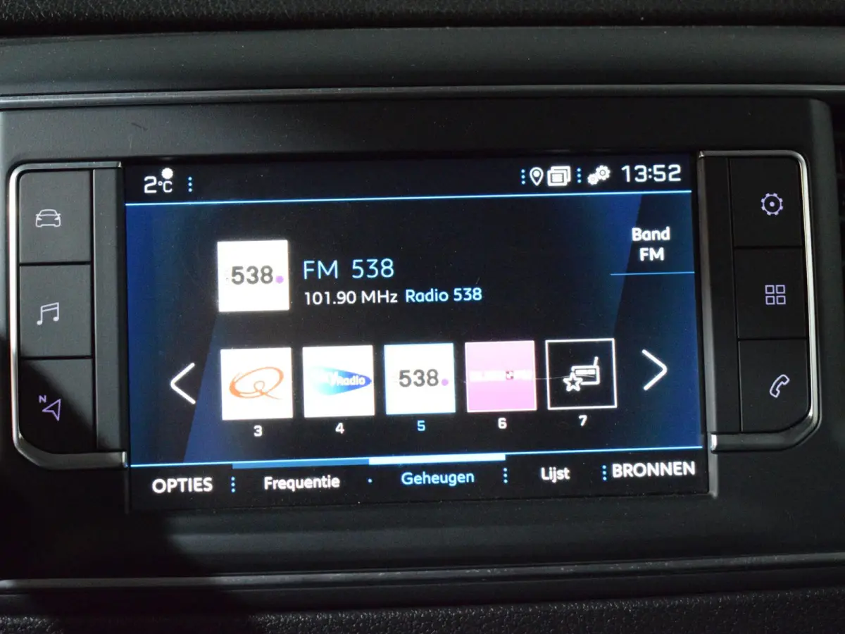 2.0 BlueHDI 120 Compact Premium LAADRUIMTEBETIMMERING | NAVIGATIE | CARPLAY | E.C.C. | ACHTERUITRIJCAMERA MET SENSOREN | 11.432km