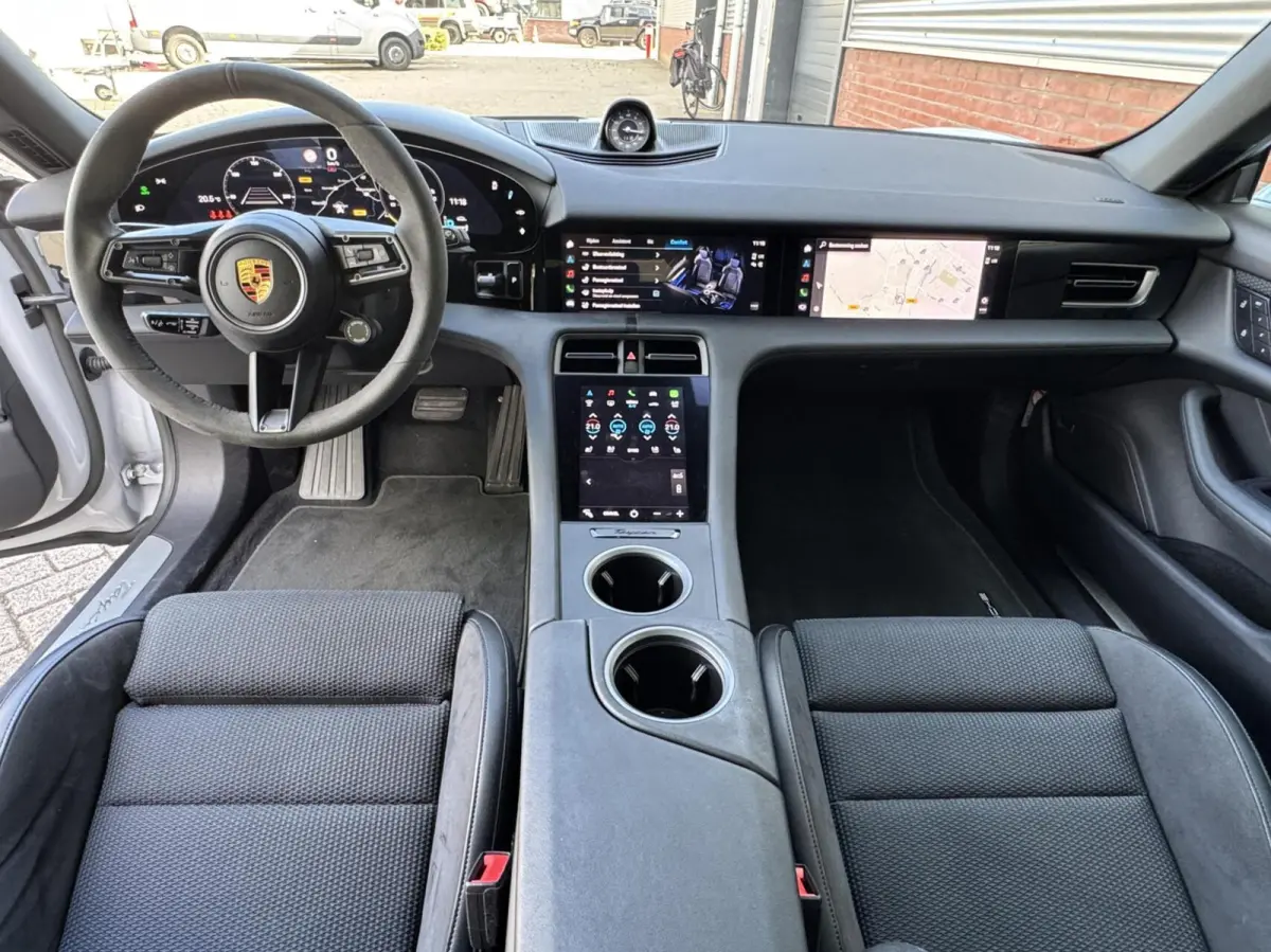 4 S 93 kWh 572 PK|Btw Auto!|IJsgrijs Metallic|Bijrijder display|Head-up|Zeer exclusief: Leder-alcantara bekleding|Stoelkoeling/verwarming+stuur|Sport Chrono|Panorama dak|Adaptive Cruise|perf