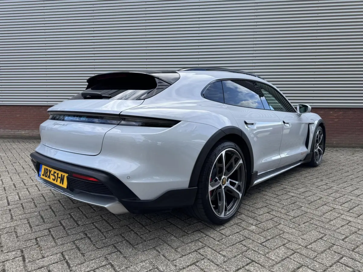 4 S 93 kWh 572 PK|Btw Auto!|IJsgrijs Metallic|Bijrijder display|Head-up|Zeer exclusief: Leder-alcantara bekleding|Stoelkoeling/verwarming+stuur|Sport Chrono|Panorama dak|Adaptive Cruise|perf