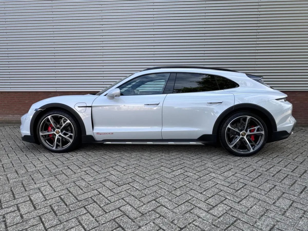 4 S 93 kWh 572 PK|Btw Auto!|IJsgrijs Metallic|Bijrijder display|Head-up|Zeer exclusief: Leder-alcantara bekleding|Stoelkoeling/verwarming+stuur|Sport Chrono|Panorama dak|Adaptive Cruise|perf
